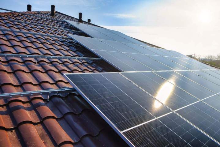 Mise en place panneaux solaires sur toit Mâcon