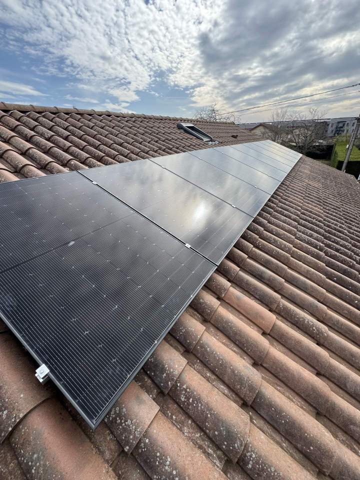 Installation de panneaux solaires et de batteries photovoltaïques